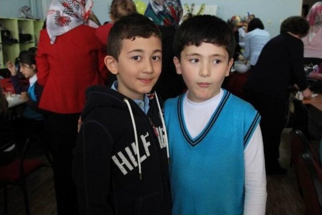 Okuluna D&ouml;nen Emir&rsquo;i Arkadaşları Kapıda Karşıladı