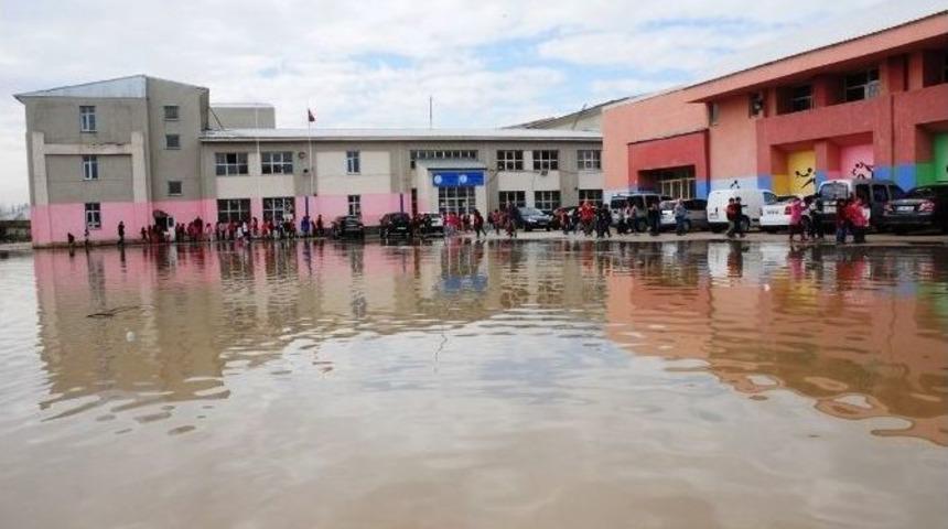 Yağmur Okulun Bah&ccedil;esini G&ouml;lete &Ccedil;evirdi