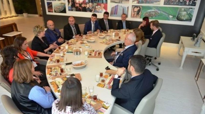 Bozbey &Ccedil;alışanlarla &Ouml;ğle Yemeğinde Bir Araya Geldi