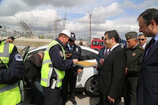 Vali Düzgün Yol Arama Ve Kontrol Noktasını Denetledi