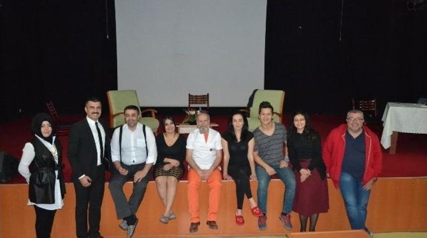 Kanser&rsquo;de Erken Tanının &Ouml;nemi Anlatan Oyun Emet Ve Tavşanlı&rsquo;da Da Sahnelendi