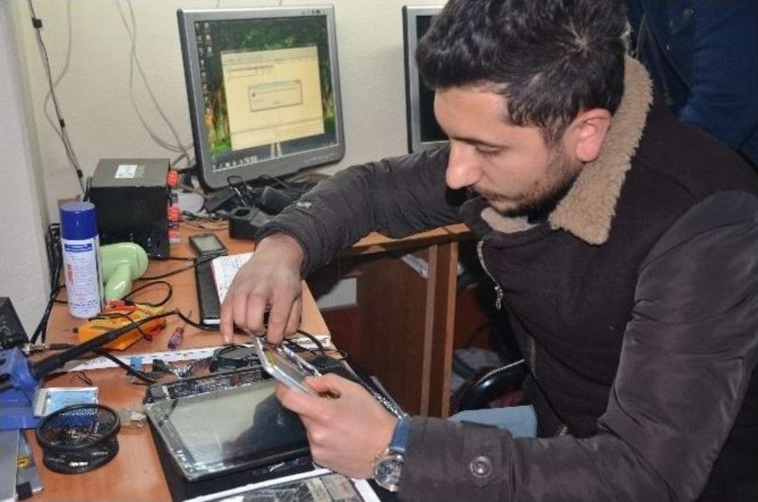 Şehit Ve Gazi Yakınlarının Bilgisayarlarını &Uuml;cretsiz Onarıyorlar