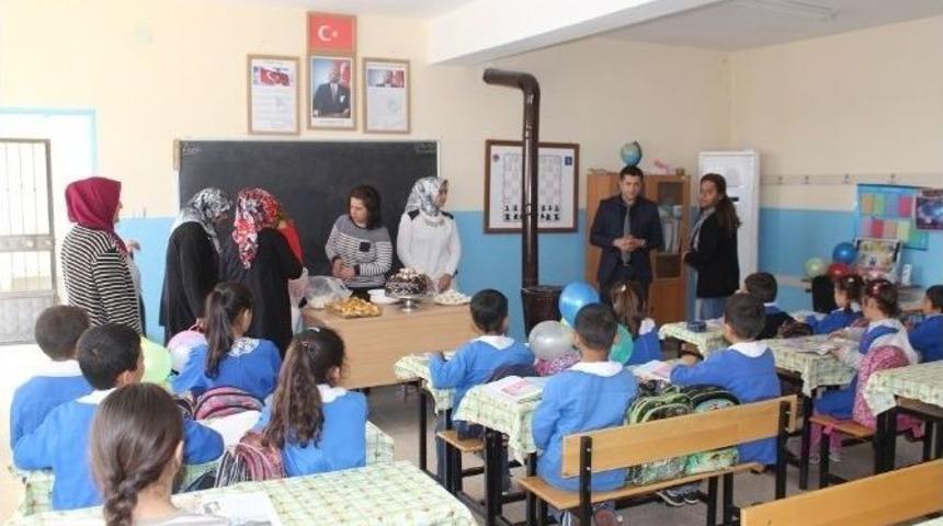 Kursiyer Kadınlar, Okuma Yazma &Ouml;ğrenen &Ccedil;ocuklar İ&ccedil;in Pasta Yaptı