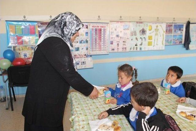 Kursiyer Kadınlar, Okuma Yazma Öğrenen Çocuklar İçin Pasta Yaptı