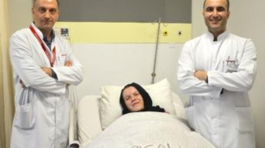 D&uuml;nyada 40 Hastanın Yakalandığı Kanseri Karnındaki Bebeğiyle Birlikte Yendi