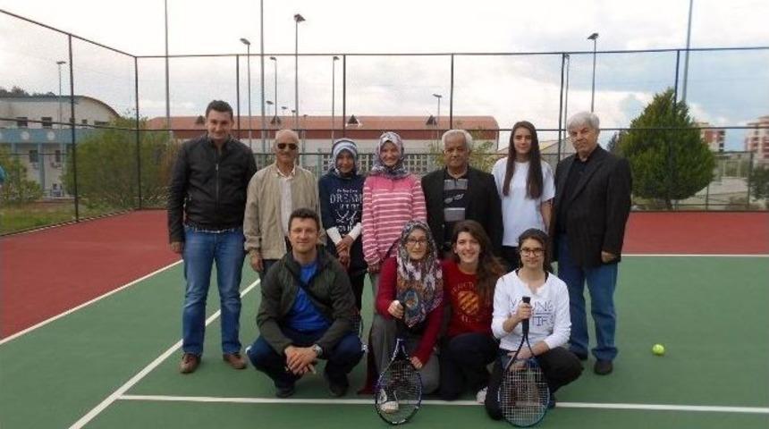 Evliya &Ccedil;elebi Anadolu Lisesi Kız Kort Tenisi Takımı İzmir B&ouml;lge Yarışlarında