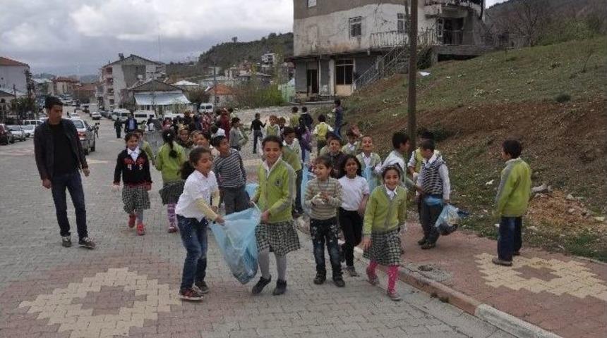 &Ouml;ğrenciler Temiz &Ccedil;evre İ&ccedil;in &Ccedil;&ouml;p Topladı