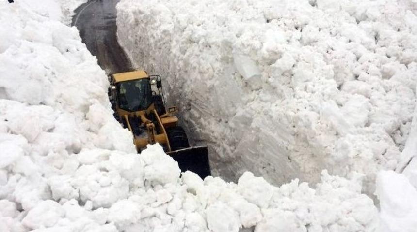 Van-bah&ccedil;esaray Yoluna &Ccedil;ığ D&uuml;şt&uuml;
