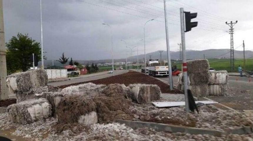 Pamuk Balyaları Yola D&ouml;k&uuml;ld&uuml;