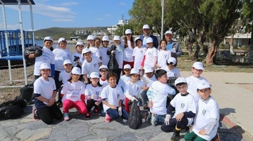 Bodrumlu Minik Eller Ortakent Sahilini Temizledi