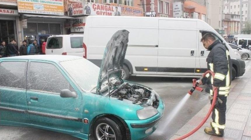 Afyonkarahisar&rsquo;da Park Halindeki Ara&ccedil; Alev Aldı