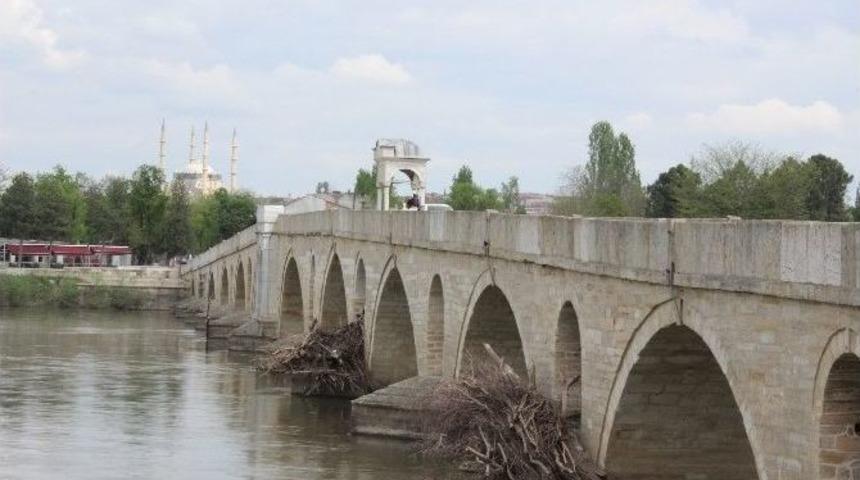 Tarihi K&ouml;pr&uuml; Ayaklarının Temizlenmesi İsteği