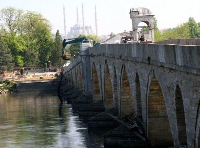 Tarihi Köprü Ayaklarının Temizlenmesi İsteği