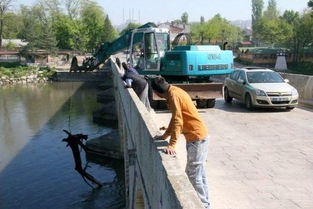 Tarihi Köprü Ayaklarının Temizlenmesi İsteği