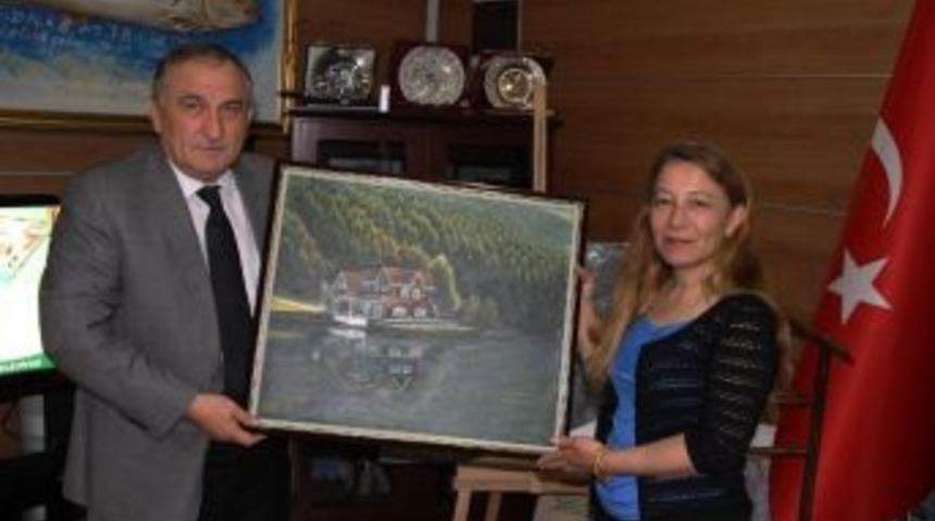 Kadın Ressam Başkan Yılmaz&rsquo;a G&ouml;lc&uuml;k Tablosu Hediye Etti