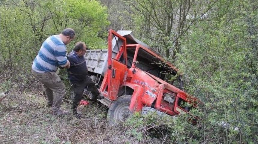 Kamyonet Şarampole Yuvarlandı: 2 Yaralı