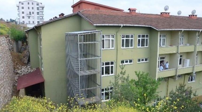 Huzurevinin &Uuml;zerine İstinat Duvarı &Ccedil;&ouml;kt&uuml;