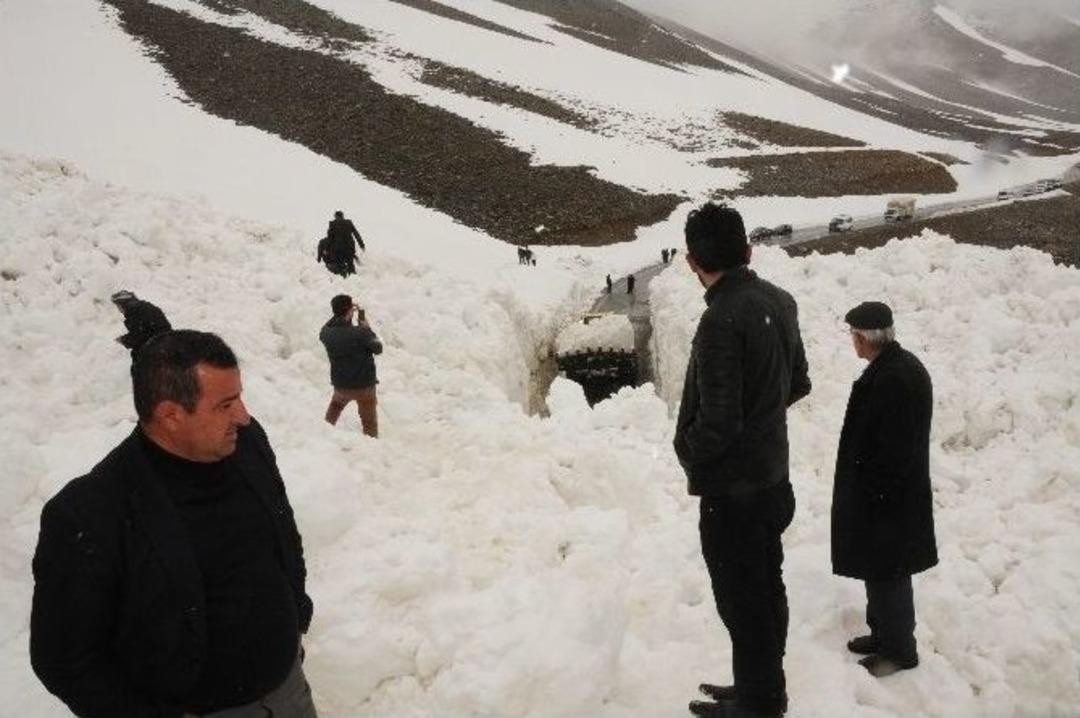 Van-bah&ccedil;esaray Yoluna &Ccedil;ığ D&uuml;şmesi