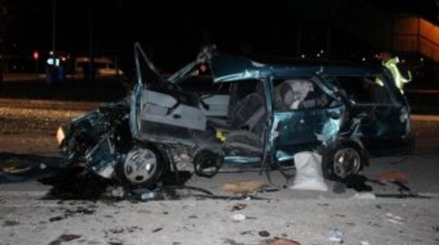 Sivas&rsquo;ta Yolcu Otob&uuml;s&uuml; İle Otomobil &Ccedil;arpıştı: 4 Yaralı