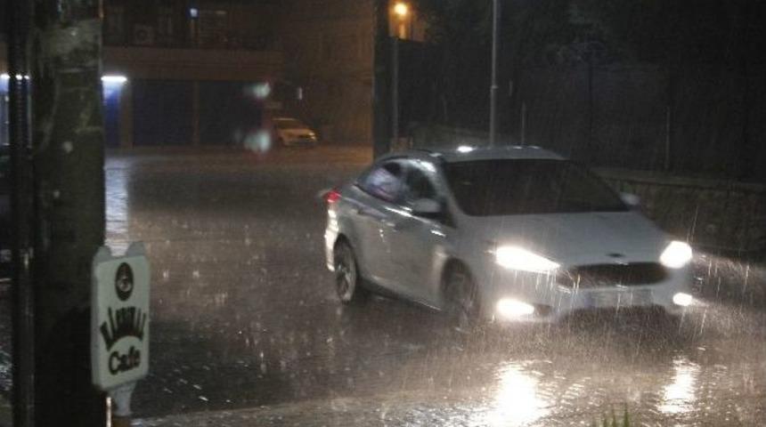 Ceylanpınar&rsquo;da Sağanak Yağmur Etkili Oldu