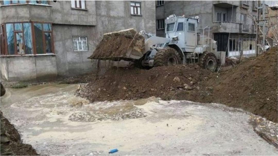 Y&uuml;ksekova&rsquo;da Ter&ouml;ristler Yıkarak Ka&ccedil;ıyor