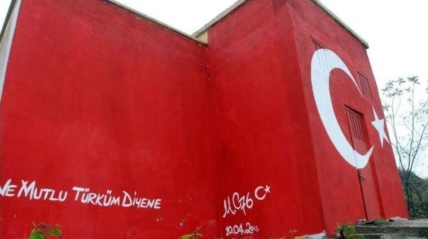 Bayrak Sevgisi&rsquo;ni Su Deposuna İşlediler