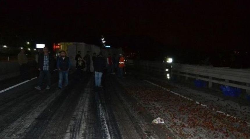 &Ccedil;ilek Y&uuml;kl&uuml; Kamyon Devrildi: 2 Yaralı