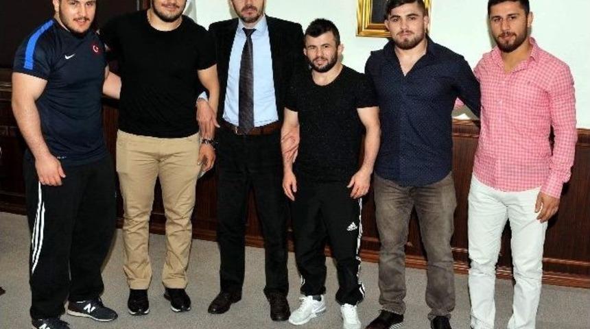 Adü’lü Güreşçiler Çorumdan Madalyalarla Döndü