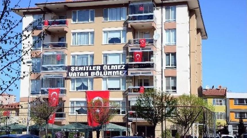Şehit &Uuml;steğmenin Evi Bayraklarla Donatıldı