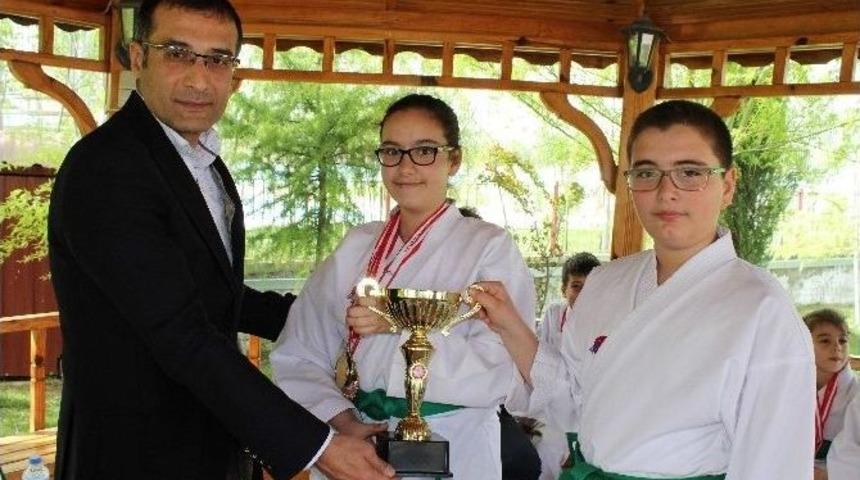 Kazandıkları İlk Kupayı Kaymakama Hediye Ettiler