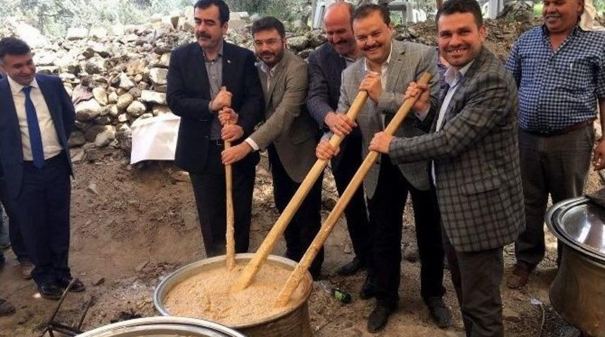 Abdurrahman &Ouml;z, Hemşerileriyle Birlikte Keşkek D&ouml;vd&uuml;