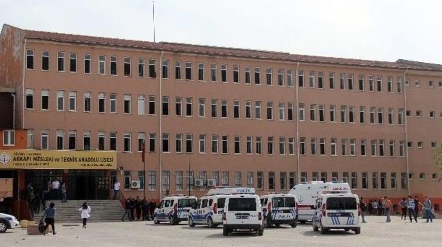 Ma&ccedil; Kavgası Bir &Ouml;ğrenciyi Mezara, Bir &Ouml;ğrenciyi Hapse G&ouml;t&uuml;rd&uuml;