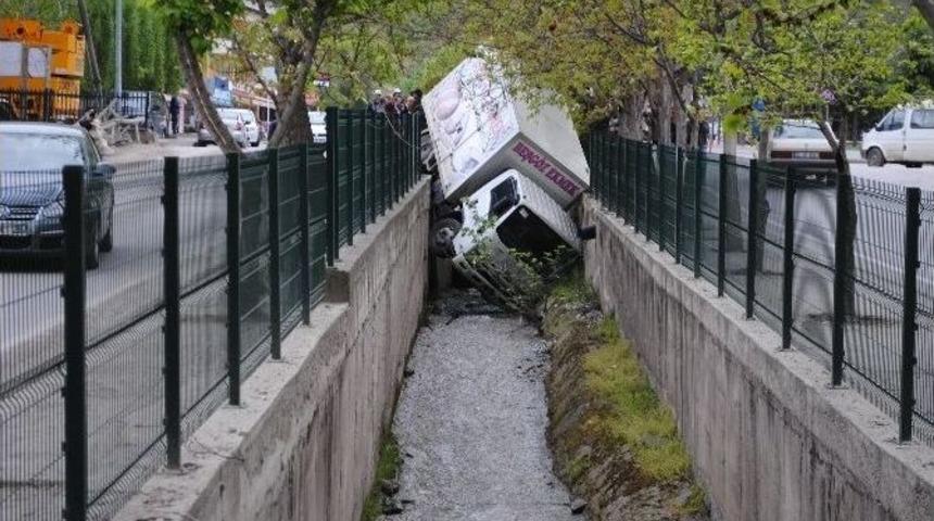 Ekmek Taşıyan Kamyonet Dereye U&ccedil;tu