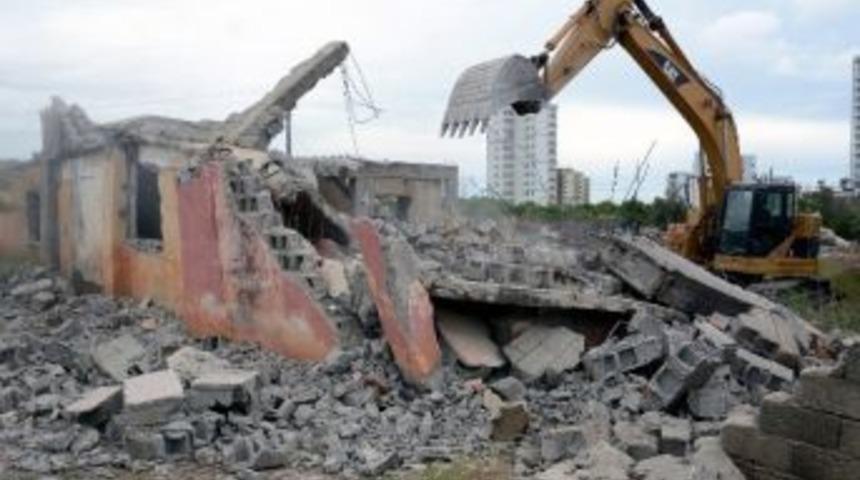 B&uuml;y&uuml;kşehir Belediyesi, Yenişehir&rsquo;de 7 Metruk Binanın Yıkımını Ger&ccedil;ekleştirdi