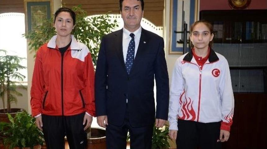 D&uuml;ndar&rsquo;dan D&uuml;nya İkincisi Badmintoncuya &Ouml;d&uuml;l