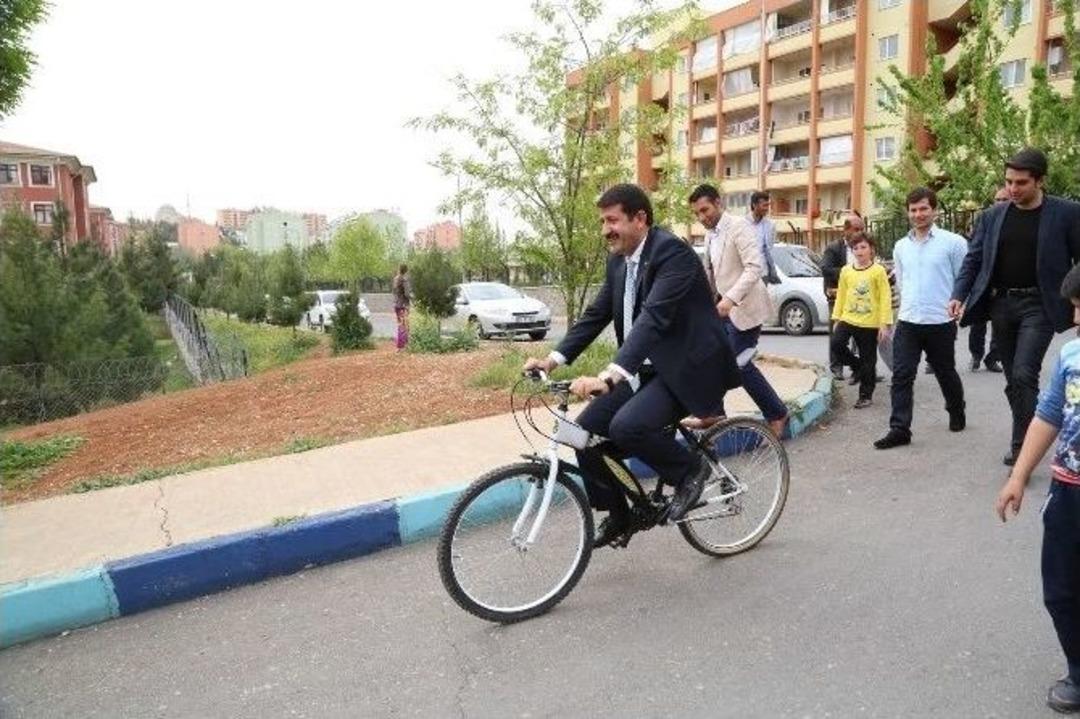 Başkan Ekinci Bisiklete Binip &Ccedil;ocuklarla Tur Attı