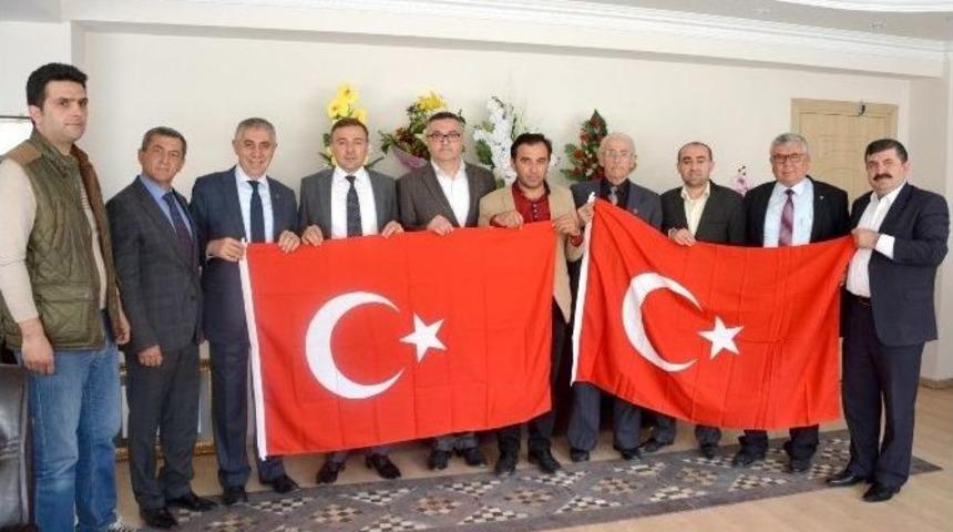 Kula Ve Selendi&rsquo;deki Muhtarlara T&uuml;rk Bayrağı