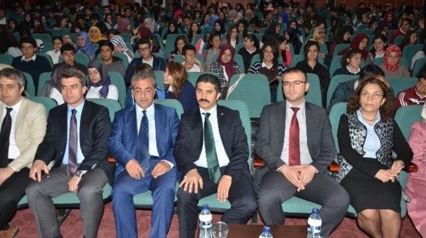 Tiyatro Oyunu Hem G&uuml;ld&uuml;rd&uuml; Hem De D&uuml;ş&uuml;nd&uuml;rd&uuml;