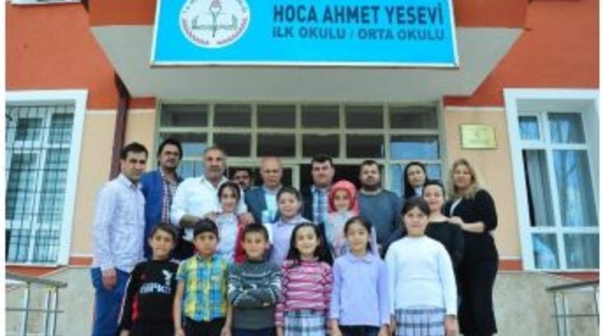 Başkan &Ccedil;alışkan, &Ouml;ğrencilere Badminton Seti Hediye Etti