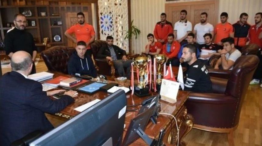 Şampiyon Güreşçiler Rektörü Ziyaret Etti