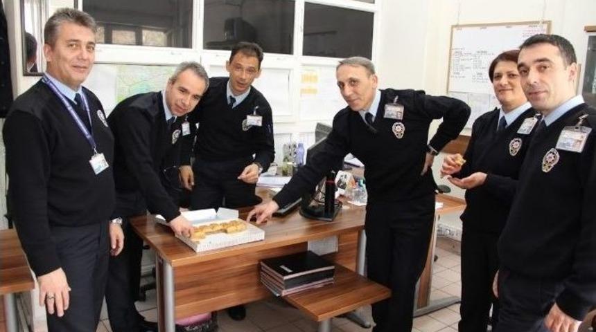 Kuruluş Yıl D&ouml;n&uuml;m&uuml;nde Polise Baklava İkramı