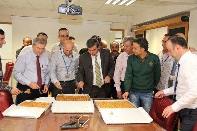 Kuruluş Yıl Dönümünde Polise Baklava İkramı