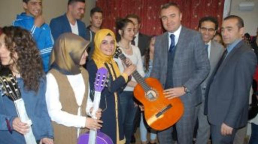 &Ouml;ğrencilere Bağlama Ve Gitar Hediye Edildi