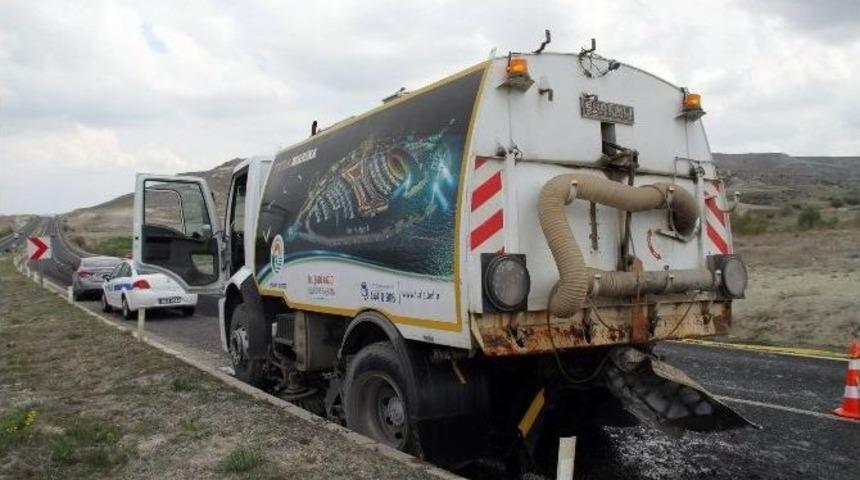 Otomobil İş Makinesine &Ccedil;arptı: 1 &Ouml;l&uuml;, 1 Yaralı