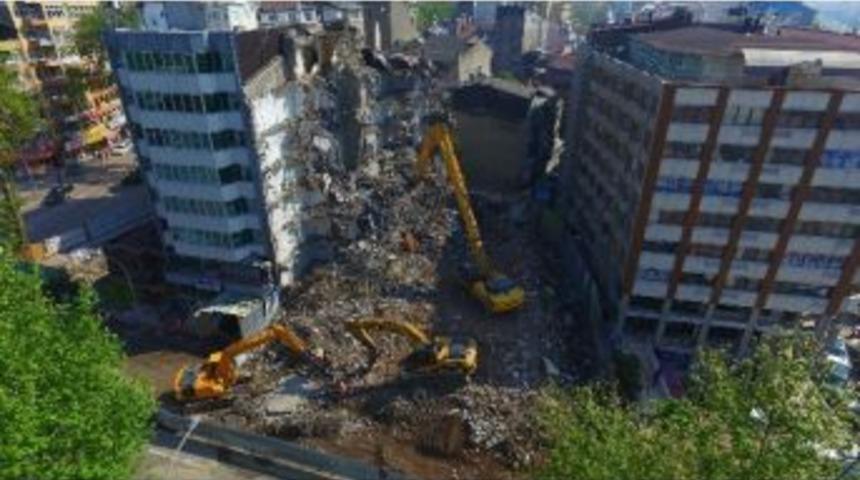 Tramvay Hattındaki Binaların Yıkımı S&uuml;r&uuml;yor