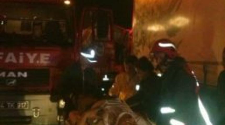 Uyuya Kalan S&uuml;r&uuml;c&uuml; Tır&rsquo;a Arkadan &Ccedil;arptı