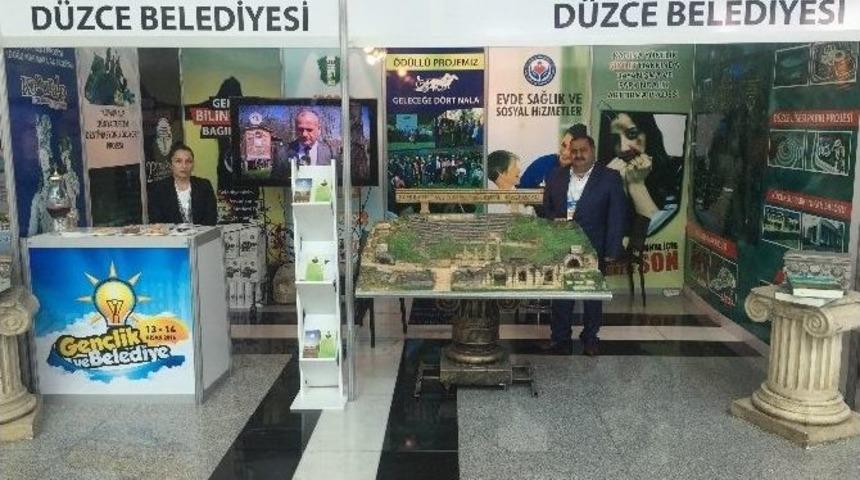 Yerel Y&ouml;netimler Sempozyumunda D&uuml;zce R&uuml;zgarı Esti