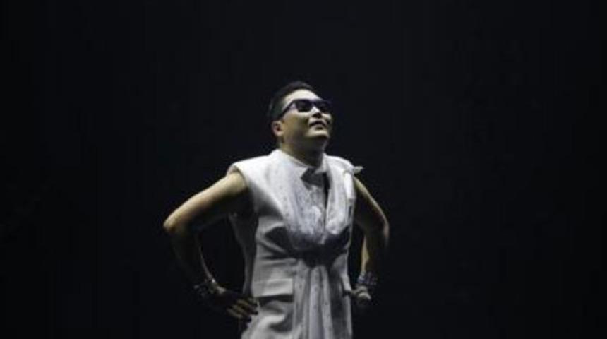 Bir şarkı ile servetine servet kattı