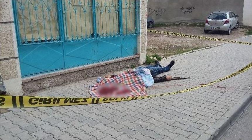 Av T&uuml;feğiyle Herkesin G&ouml;z&uuml; &Ouml;n&uuml;nde İntihar Etti