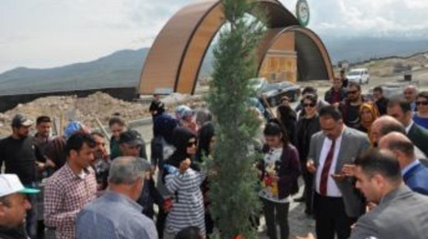 Suveren Kamp&uuml;s&uuml;&rsquo;nde Fidan Dikilimi